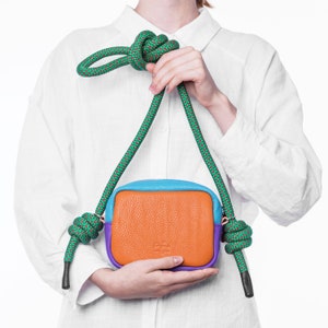 Sac femme orange et vert avec poignée en cordon originale