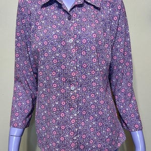 Chemisier Golden Cup Japan vintage des années 70 - Chemise boutonnée à fleurs mauve, micro-impression rose et violet, haut à manches longues avec col