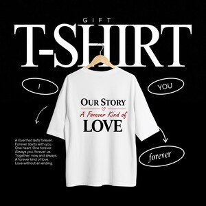 Peut inclure: T-shirt blanc avec le texte "OUR STORY A Forever Kind of LOVE" en noir et rouge. Les mots "GIFT" et "T-SHIRT" sont en haut. Le t-shirt est sur un cintre en bois sur fond noir. Le texte supplémentaire comprend "I", "YOU" et "forever".