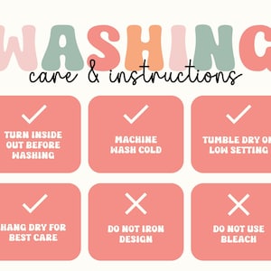 Może przedstawiać: Kremowa grafika ze słowami "WASHING care & instructions" w pastelowych kolorach. Instrukcje obejmują obracanie na lewą stronę, pranie w pralce w zimnej wodzie, suszenie w suszarce bębnowej w niskiej temperaturze i suszenie na sznurku. Odradza r&oacute;wnież prasowanie i używanie wybielacza.