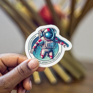 Adesivo con astronauta spensierato che fluttua nello spazio: adesivo in vinile divertente e fantasy per computer portatili, bottiglie d'acqua, diari, perfetto per gli amanti dello spazio.