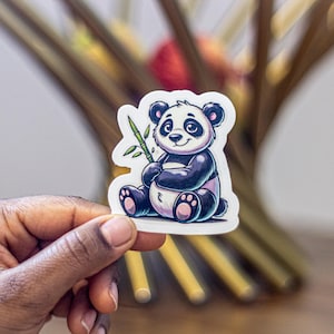 Entzückender Panda Fressen Bambus Aufkleber - Niedlicher und verspielter Panda Vinyl Aufkleber für Laptops, Wasserflaschen, Tagebücher und perfekt für Geschenke.