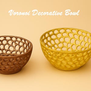 Könnte beinhalten: Zwei dekorative Schalen mit einem Voronoi-Design. Eine Schale ist braun, die andere goldfarben. Die Schalen haben ein wabenartiges Muster aus Löchern. Der Text "Voronoi Decorative Bowl" steht über den Schalen.