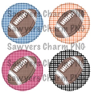 Op de afbeelding: Vier ronde, kleurrijke, geruite cirkels met een bruine voetbal in het midden van elk. De ruitpatronen zijn blauw en wit, oranje en wit, rood en wit en zwart en wit.