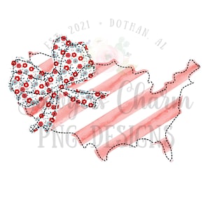 Könnte beinhalten: Eine Aquarell-Illustration der Vereinigten Staaten mit roten und weißen Streifen und einer Blumen Schleife. Der Text "Est. 2021 - Dothan, AL" ist um den oberen Rand des Bildes geschrieben.