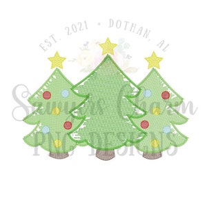 Op de afbeelding: Drie groene kerstboom met gele sterren bovenop en kleurrijke ornamenten. De tekst "EST. 2021 - DOTHAN, AL" staat boven de bomen.