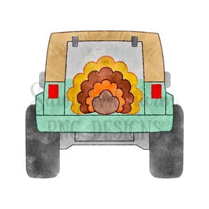 Może przedstawiać: Zielony jeep z turkusowym odcieniem z grafiką brązowego i pomarańczowego ogona indyka na tylnej szybie. Jeep ma brązowy dach i czarne koła.