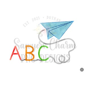 Puede incluir: Una ilustración de acuarela de un avión de papel azul volando sobre las letras ABC. Las letras son de diferentes colores: rojo, naranja y verde. El texto "EST. 2021 - DOTHAN" está en la esquina superior izquierda de la imagen.