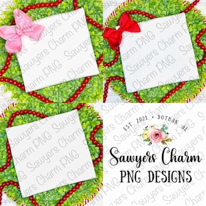 Op de afbeelding: Drie witte, lege sublimatie-t-shirts op een groene krans met rode bessen. De t-shirts zijn vierkant en hebben een subtiele textuur. De krans is een populaire kerstversiering. De tekst "Sawyers Charm PNG Designs" is in zwarte tekst met een bloemenmotief.