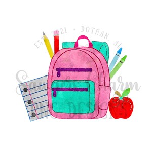 Puede incluir: Una mochila rosa con un bolsillo turquesa, un cuaderno, lápices, crayones y una manzana roja. El texto "EST. 2021. DOTHAN, AL" está en la parte superior de la imagen.