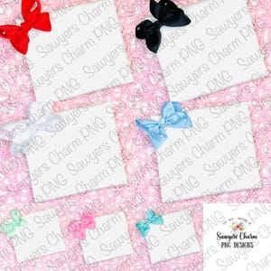 Op de afbeelding: Acht lege witte vierkante kaarten met verschillende gekleurde strikken op een roze en witte kanten achtergrond. De tekst "Sawyers Charm PNG Designs" staat op een van de kaarten.