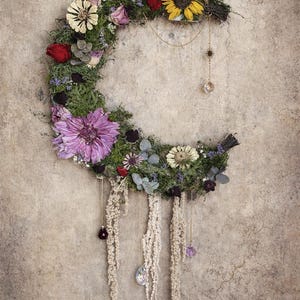 Floral Moon Suncatcher – Dried & Preserved Flowers Wall Hanging – Boho Botanical Decor – Handmade Nature Inspired Gift – Unique Home Decor