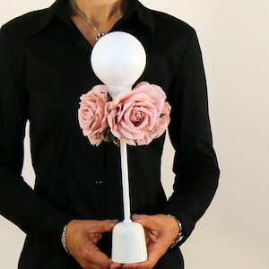 Romantische Lampe mit Blumen, Tischlampe, Nachttischlampe für Mädchenzimmer, liebevolles Geschenk mit  Rosenblüten in zartem Pastell
