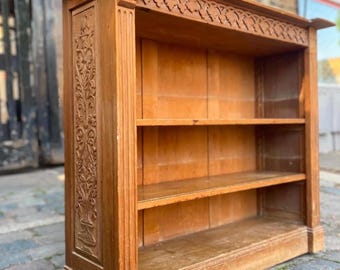 Libreria vittoriana in pino silvestre