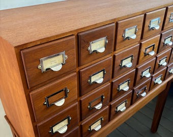 Wunderschön restaurierte Bank aus Mid Century Schubladen für Bibliothekskarten