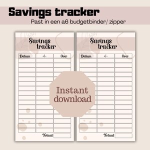 Op de afbeelding: Twee printbare pagina's met een sjabloon voor een spaarplanner. De pagina's zijn beige met bruine tekst en een bloemenontwerp. De tekst zegt "Spaarplanner" en bevat kolommen voor datum, plus of min, en saldo. Onderaan elke pagina staat "Totaal".