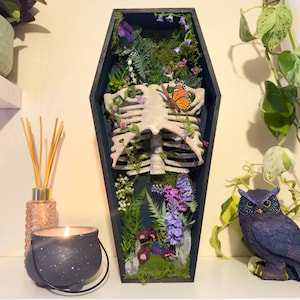 Caja de sombras con forma de ataúd, arte de pared gótico hecho a mano, decoración alternativa