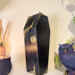 Preto e dourado, caixa de bugigangas decorativas, caixa de feitiços, caixão em miniatura
