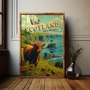 Può includere: Un poster vintage di viaggio che pubblicizza una visita in Scozia, con una mucca Highland marrone in piedi in un campo di erba verde e fiori selvatici. Il poster ha uno sfondo blu e verde con vista su una costa rocciosa e il testo "Visit Scotland Isle of Mull".