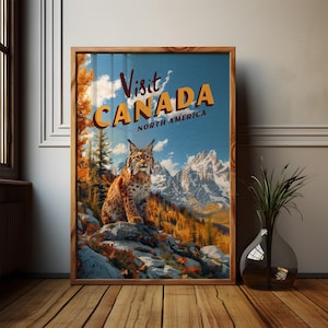 Può includere: Poster di viaggio vintage incorniciato con la scritta "Visit CANADA NORTH AMERICA". Il poster presenta una lince seduta su uno sperone roccioso, con una catena montuosa sullo sfondo. La tavolozza dei colori comprende sfumature di blu, arancione e marrone.