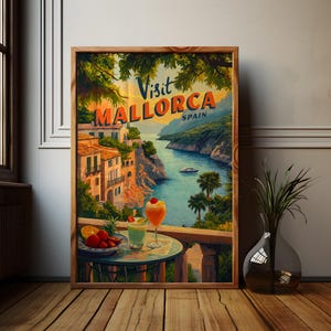 Puede incluir: Un cartel de viaje vintage que anuncia una visita a Mallorca, España. El cartel presenta una ilustración colorida de una ciudad costera con un barco en el agua y una mesa con dos cócteles. El texto en el cartel dice "Visita Mallorca, España."
