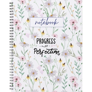 Puede incluir: Cuaderno de espiral con un diseño floral con margaritas blancas y rosas, flores amarillas y hojas verdes sobre un fondo blanco. La portada incluye la palabra "notebook" y la frase "PROGRESS - NOT - PERFECTION".