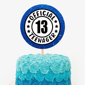 Puede incluir: Pastel azul y blanco con un adorno de pastel azul con purpurina que dice "Oficial 13 Adolescente".