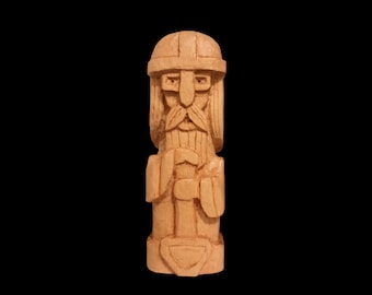 Figurine en bois du dieu nordique Thor. Sculpture du dieu germanique Donnar. Paganisme scandinave. Dieu germanique. Figurine en bois du dieu nordique Thor