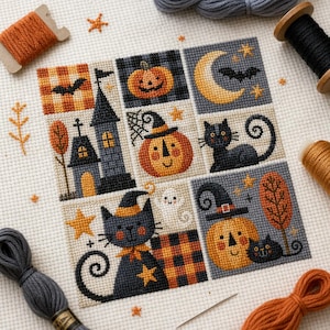 Pode incluir: Um padrão de bordado em ponto cruz sobre tecido branco apresentando uma grade de motivos de Halloween, incluindo uma casa assombrada, abóboras, gatos pretos, uma lua crescente, morcegos e estrelas, rodeado por vários carretéis de linha.