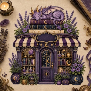 Peut inclure: Une broderie au point de croix représentant un dragon violet endormi sur une pile de livres au-dessus d'une boutique. Le magasin présente un auvent rayé, des étagères remplies de flacons et de globes, et de la lavande dans des pots à motifs lunaires.