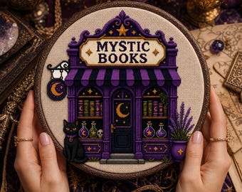 Op de afbeelding: Een ronde borduurring met een kruissteekontwerp van een winkel met het opschrift MYSTIC BOOKS. Het paarse gebouw heeft een gestreepte luifel, boekenplanken, toverdrankflesjes, een zwarte kat en een pot met lavendel.