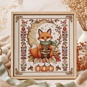 Peut inclure: Une broderie au point de croix encadrée représentant un renard orange portant une écharpe verte et tenant une pile de livres. Le renard est entouré de feuilles d'automne, de citrouilles, de glands, d'oiseaux et d'un croissant de lune.