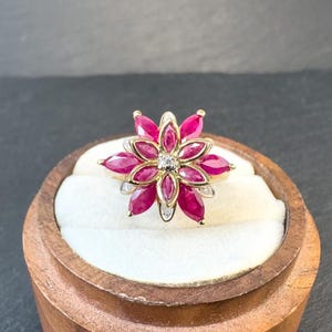 Bague vintage en or 9 carats et diamants rubis - poinçon anglais - bague fleur rubis - UK P US 7,75 - bague rubis tendance or 9 carats