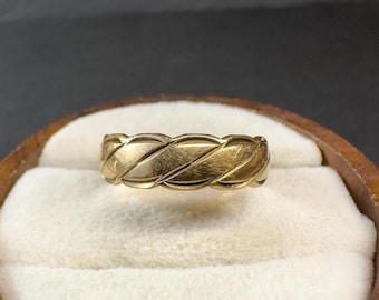 1990er Jahre Vintage 9 Karat Massivgoldring • Englische Punze • Strukturiertes geflochtenes Detail • UK I / US 4.25 • Größenverstellbar • Minimalistisches Vintage Goldband