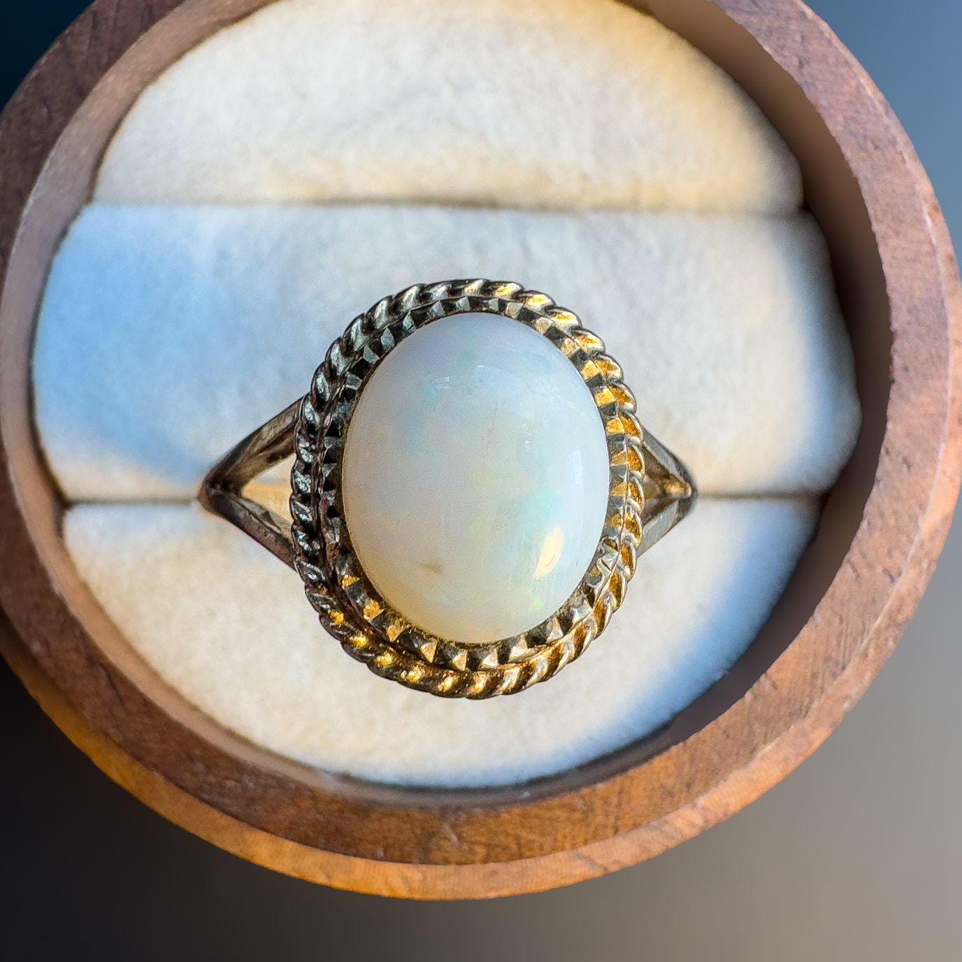 90年代ヴィンテージ 9カラットゴールドオパールリング：ツイストロープ