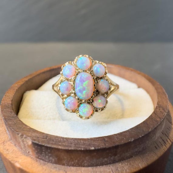 Anello vintage in oro carati con opale a grappolo: pietra