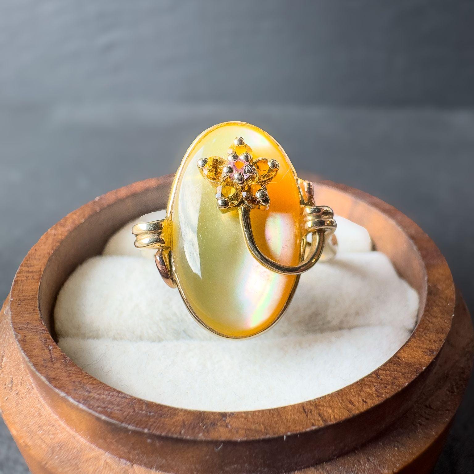 Vintage 9ct Solid Gold Mother of Pearl Ring | Floral Design | English Hallmarked | Statement Ring | UK Size P / US Size 8 | Resizable |