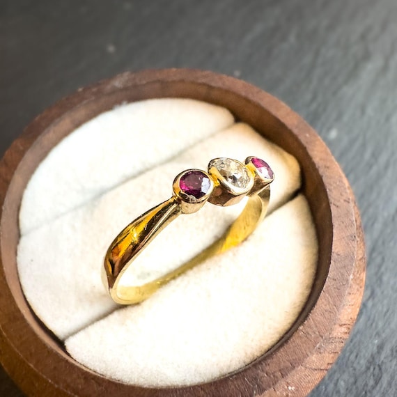 Antique 18ct Gold Ruby and Diamond Three Stone Ri… - image 5
