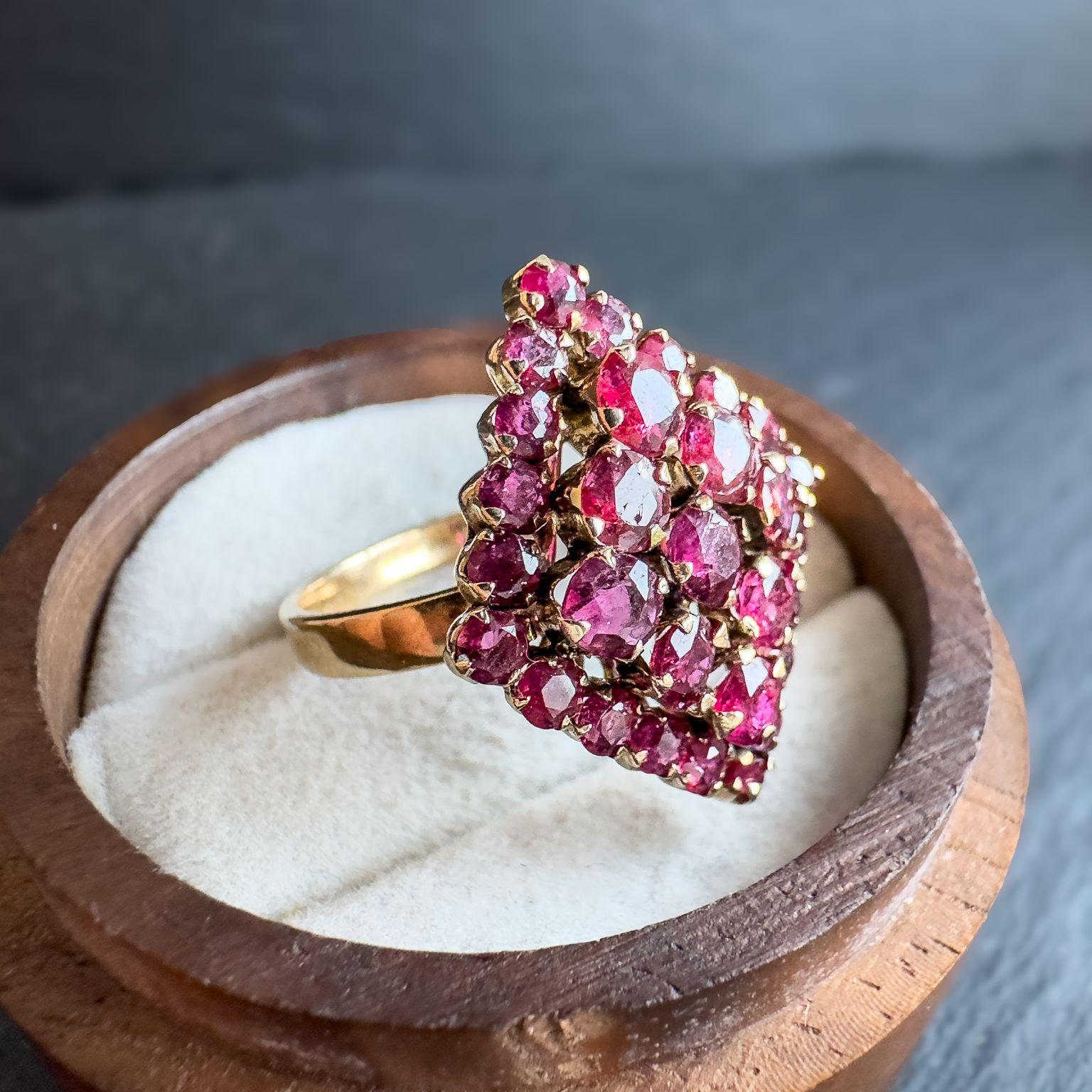 Anillo vintage de oro de 18 quilates con rubíes: joya con estilo marquesa