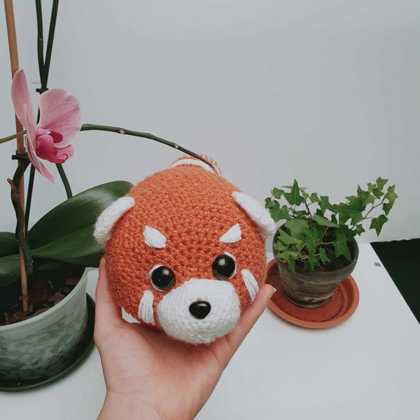 Peluche Douceur Rouge: Le Panda Roux Crocheté avec Amour