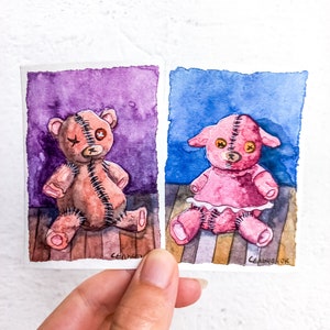 Una serie di due ACEO originali: "Giocattolo storpio" e "Amico dimenticato".