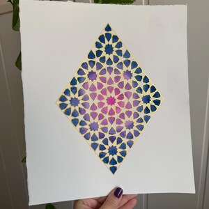 Acquerello originale raffigurante la geometria islamica ispirata all'Alhambra.  Arte fatta a mano