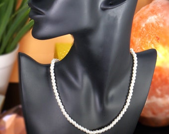 Collier femmes .collier de perles blanches, collier ras de cou en perles, collier en or délicat, collier de perles vintage, collier de perles. Minimaliste .or
