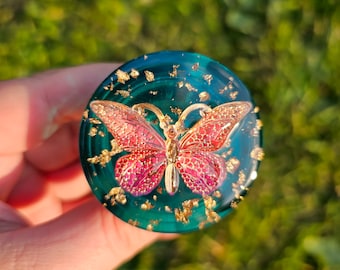 Handmade phone grip with butterfly charm covered in gold flakes. Comes with a transparent  Grip.