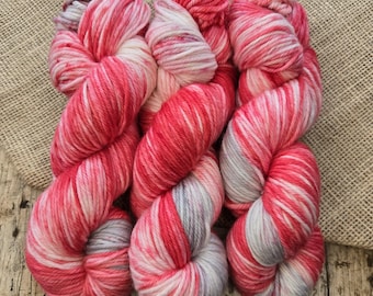 Hilo de lana merino DK teñido a mano: Strawberry Sundae