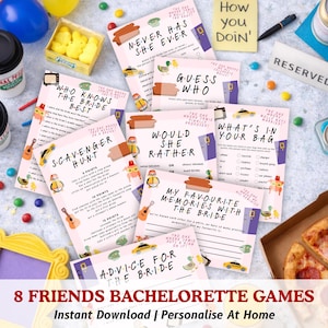 Könnte beinhalten: Eine Sammlung von acht Junggesellinnenabschiedsspielen mit dem Thema der Fernsehserie Friends. Jede Spielkarte enthält eine andere Aktivität, wie z. B. "Never Have I Ever" und "Would She Rather". Die Karten sind mit Cartoon-Bildern und Text versehen.