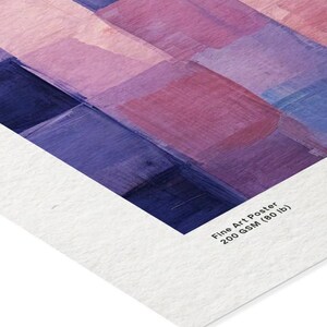 K&ouml;nnte beinhalten: Kunstdruck mit einem abstrakten Design aus &uuml;berlappenden Pinselstrichen in Lila, Rosa und Blau. Der Poster ist auf strukturiertem Papier gedruckt und enth&auml;lt den Text "Fine Art Poster 200 GSM (80 lb)".