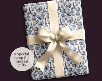 Papel de regalo con temática francesa y flores azules de la Torre Eiffel de París