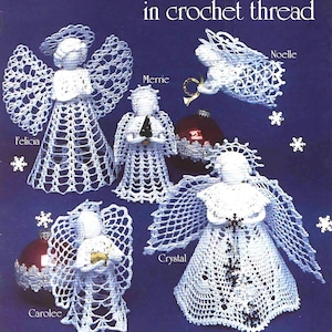 Peut inclure: Cinq anges de Noël en crochet blanc avec des motifs différents. Les anges s'appellent Felicia, Carolee, Merrie, Crystal et Noelle. L'image est tirée de l'American School of Needlework, modèle numéro 1057.