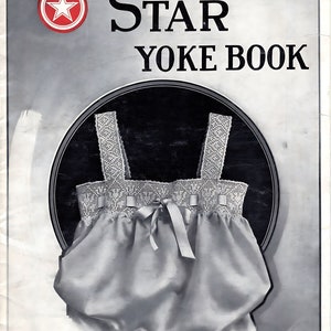 Może przedstawiać: Okładka vintage książki "Star Yoke Book" autorstwa The American Thread Company. Okładka zawiera czerwone logo gwiazdy i czarno-białą ilustrację dzianej na drutach dziecięcej sukienki z białą wstążką.